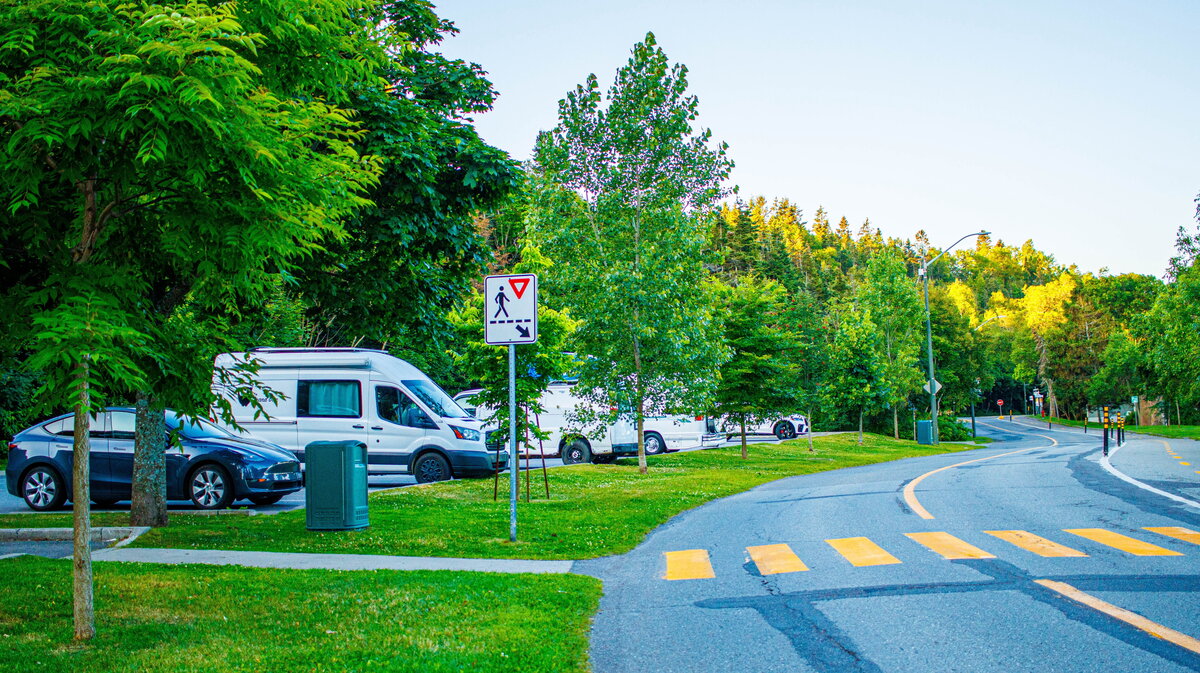 There are many nomadic caravanners to stop at Pointe Park, in Rivière-du-Loup, where parking is free for one night. vanlife: explosion free spaces rages